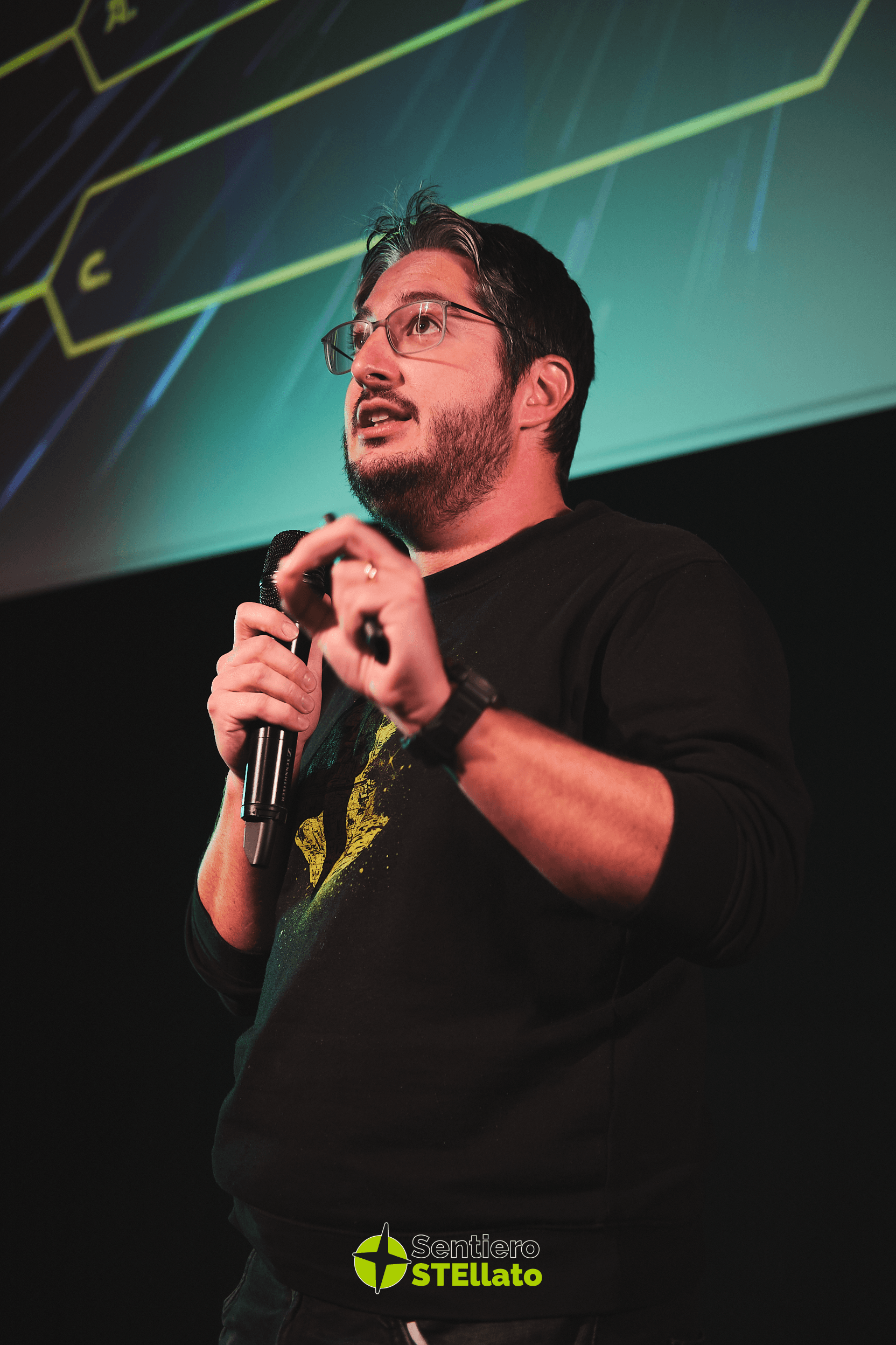 Luca Perri, divulgatore, mentre parla al microfono all'evento Sentiero Stellato